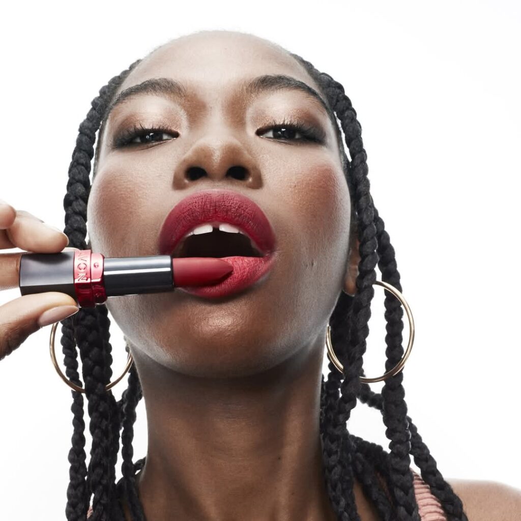 Modelo com batom ultra creamy